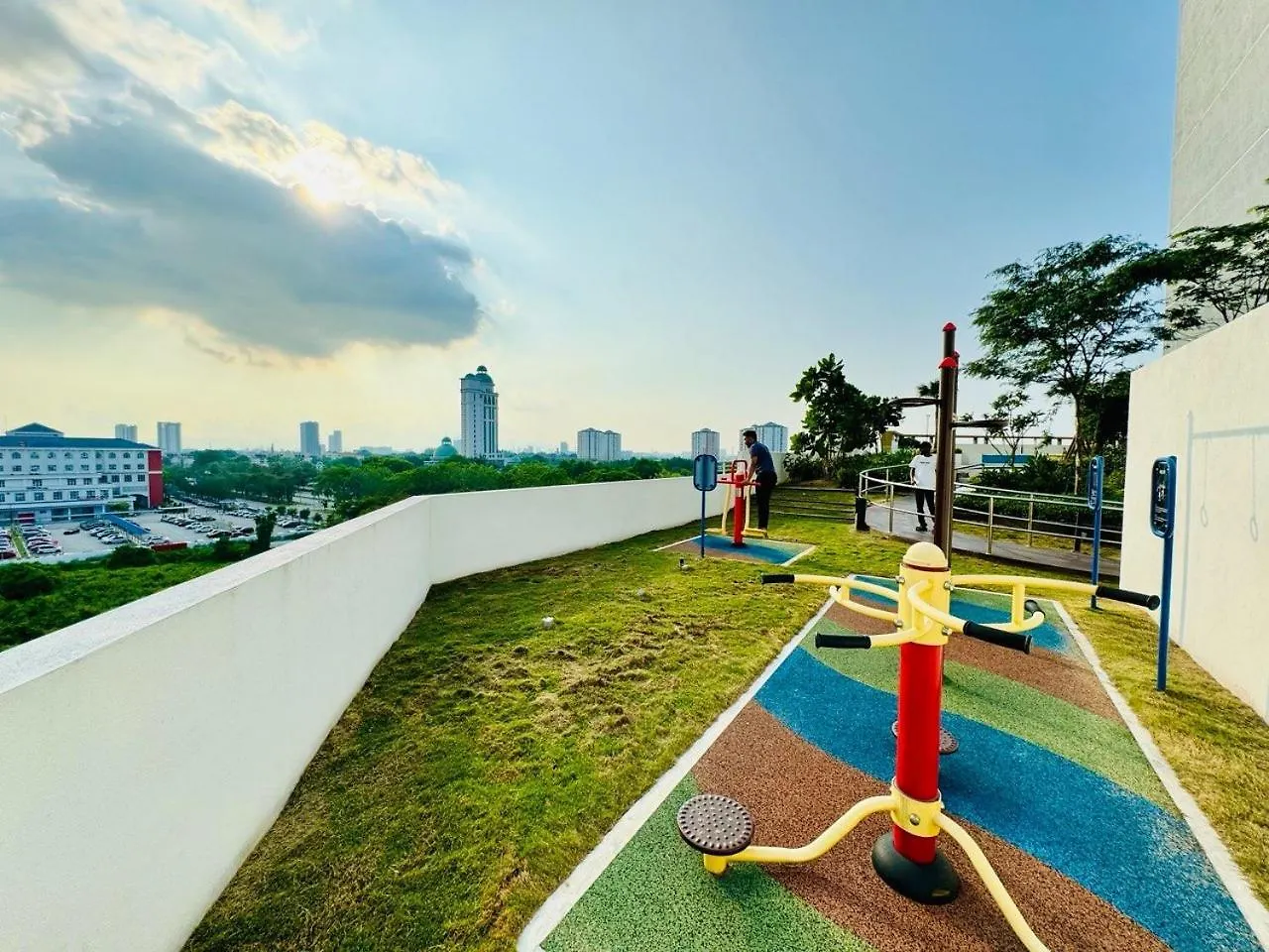 Modern Family-Fun Suites - Infinity Pool, Ps5, Pool Table, Indoor-Cinema With Balcony - M1 Bukit Mertajam Ma­lay­sia